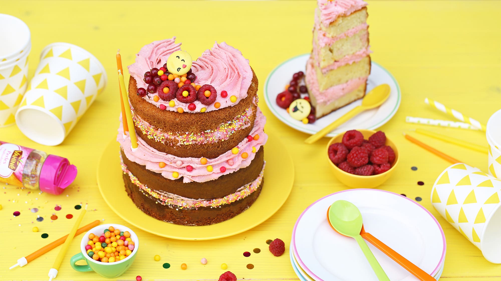 Où peut - on trouver les éléments décoratifs pour le gâteau d’anniversaire ?