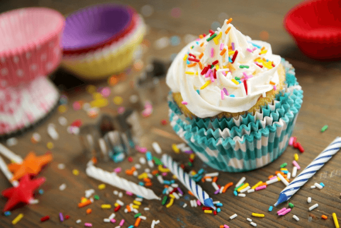 Cupcake coloré pour buffet anniversaire bébé garçon