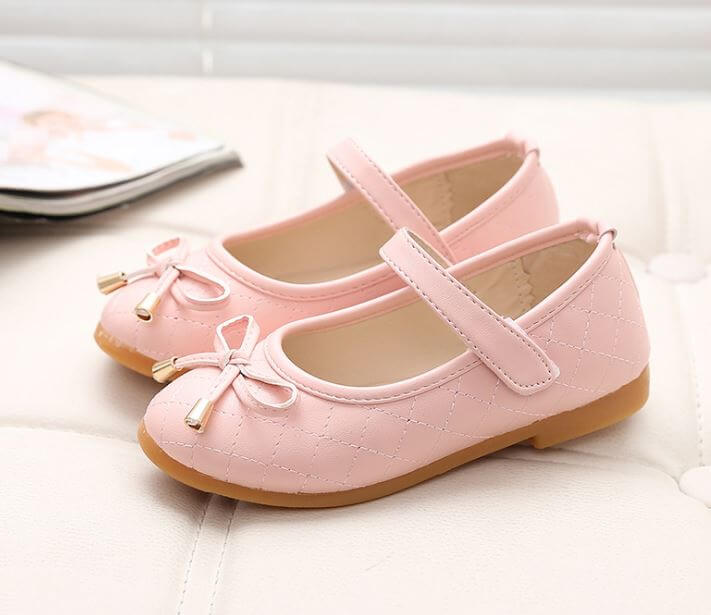 Chaussures de poupée rose doux