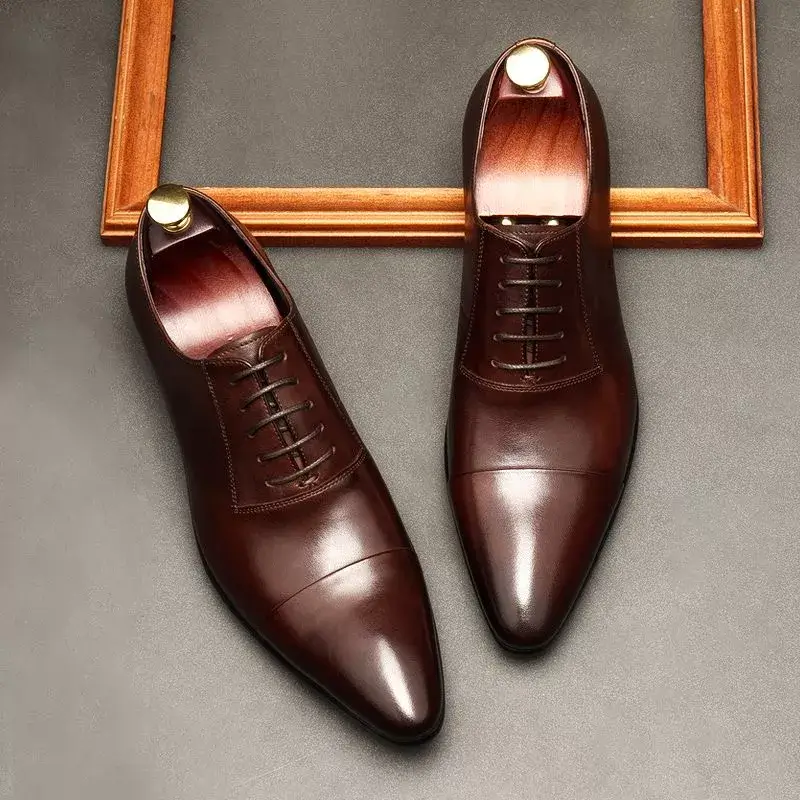 Les chaussures en cuir sont indispensables dans la garde-robe d'un homme