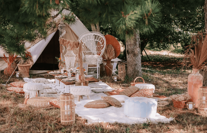 Déco anniversaire en camping avec tente bohème